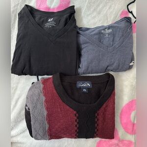 Men’s Clothing Bundle: two basic v neck tees and sweater all size medium